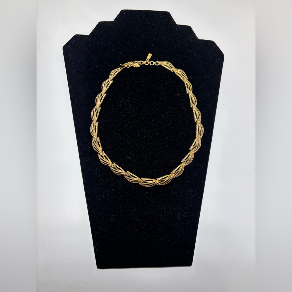 Monet VTG Choker Gold Tone Textured Leaf Design Necklace 15” Clasp To Clasp - Picture 8 of 8